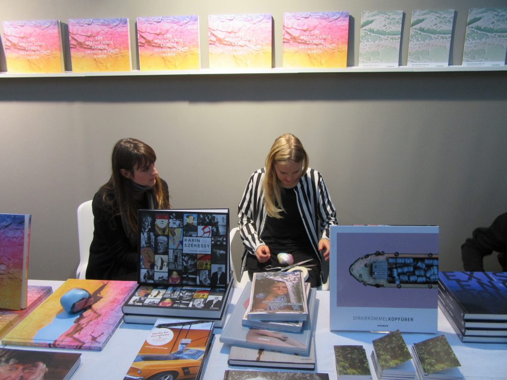 Projektmanagerin Katrin Meder und Inka Lindergård, die ihre Collector's Edition signiert
