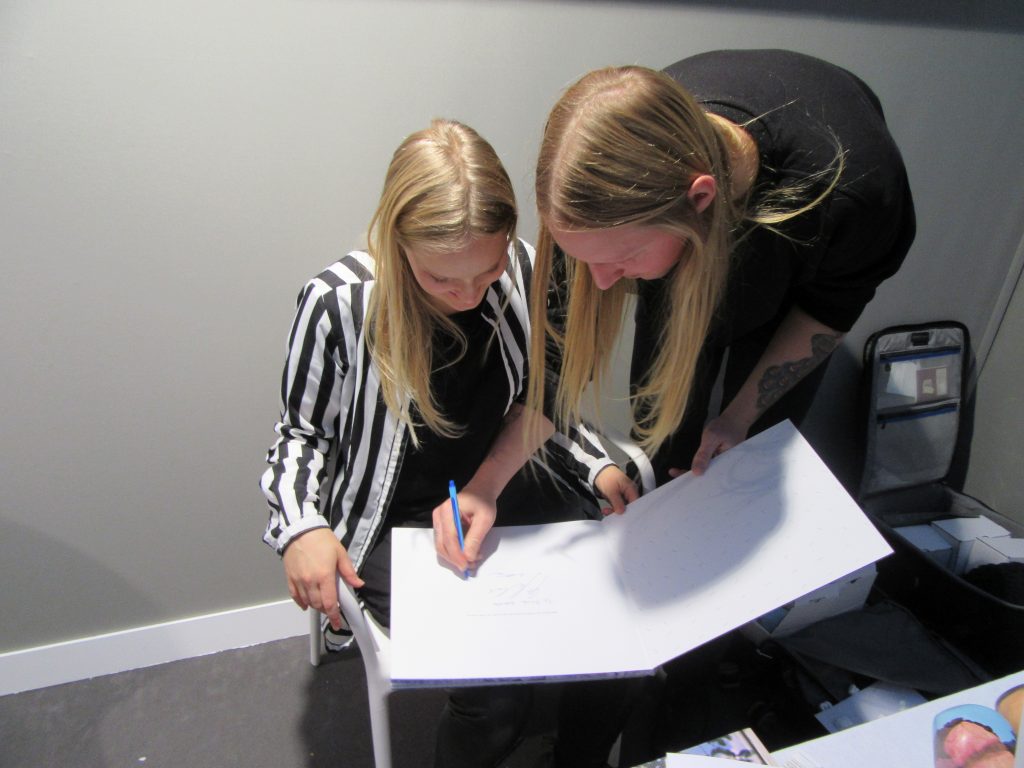  Inka & Niclas Lindergård signieren ihre Edition am Kerber Stand