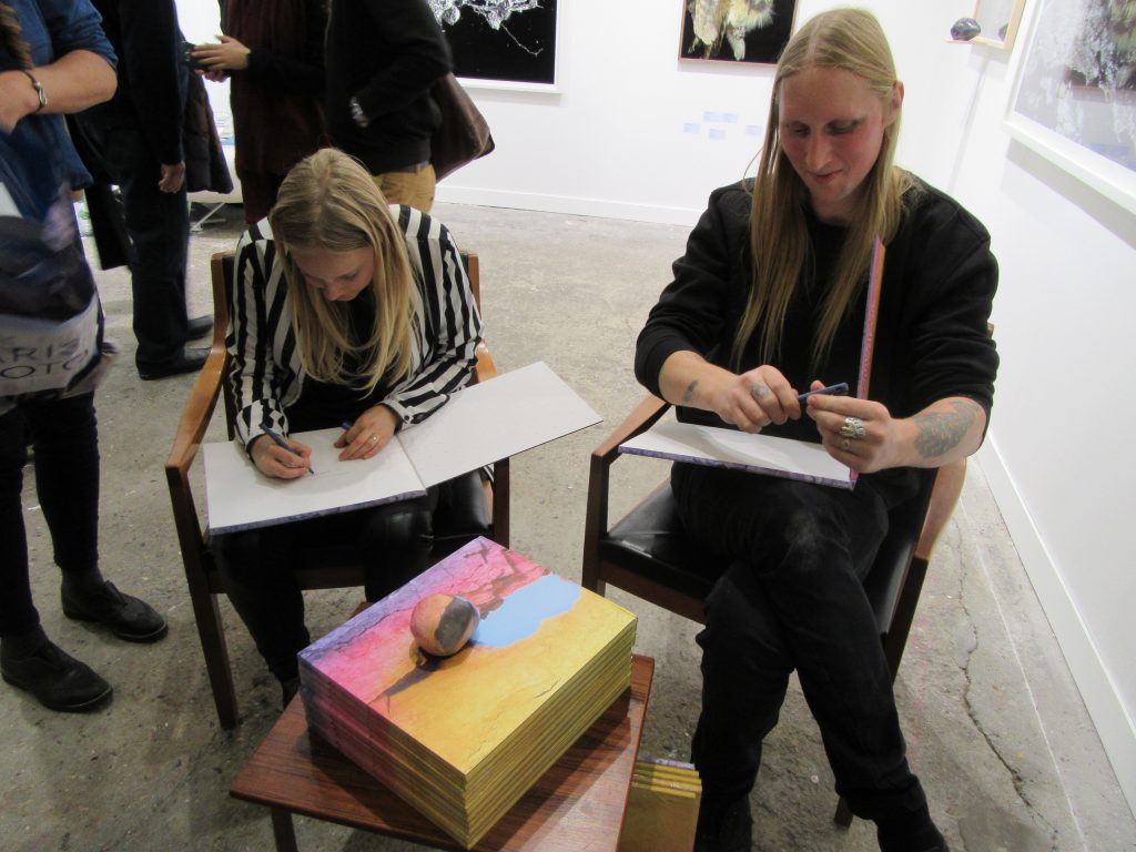 Inka & Niclas Lindergård signieren ihre Edition am Stand der Grundemark Nilsson Gallery