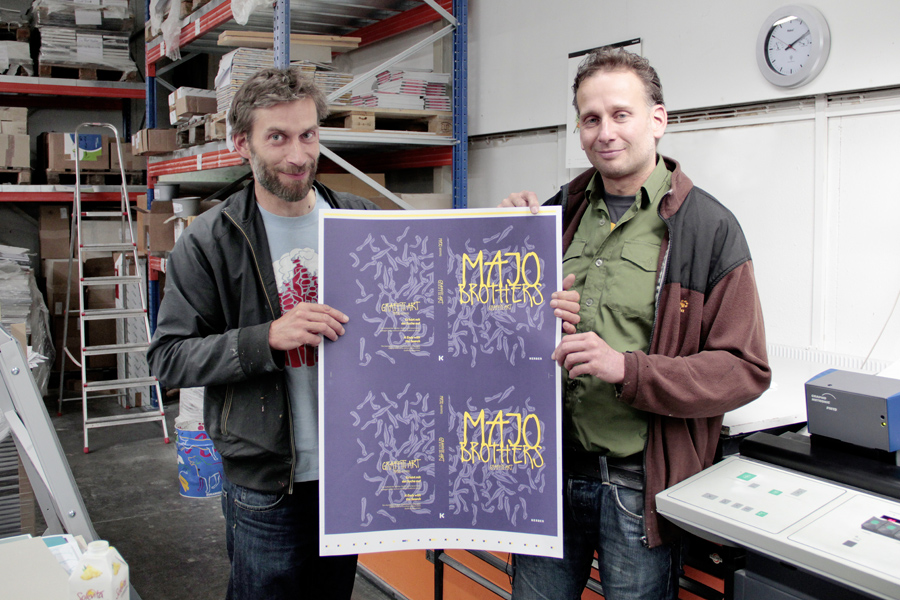 Die MaJo Brothers in der Kerber Druckerei mit dem ersten Proof ihres neuen Buches. | Foto: Polina Bazir